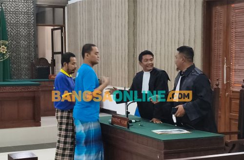 Dua terdakwa, Achmad Musliyanto dan Hikmawan Fendi Laksono saat mendatangi Penasehat Hukumnya. Foto: Muji Harjita/BANGSAONLINE