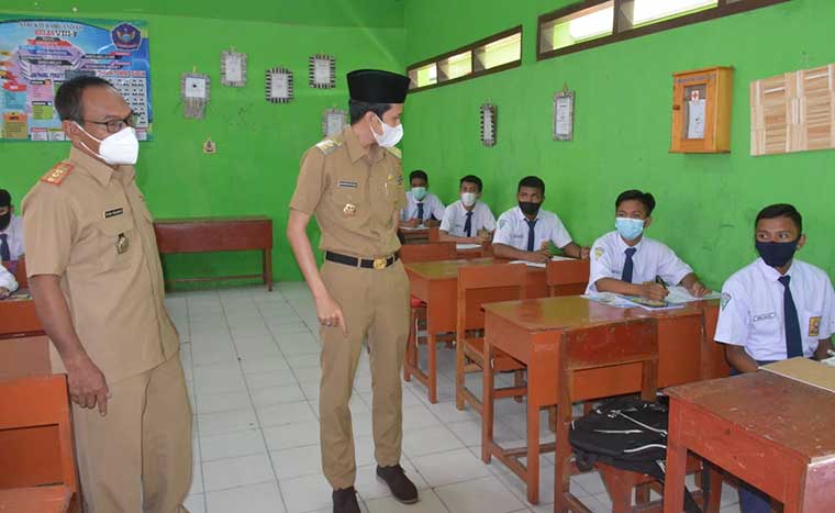 Totok Rudijanto (kiri) dan Wabup Trenggalek Syah Natanegara (kanan) saat meninjau belajar tatap muka. foto: HERMAN/ BANGSAONLINE