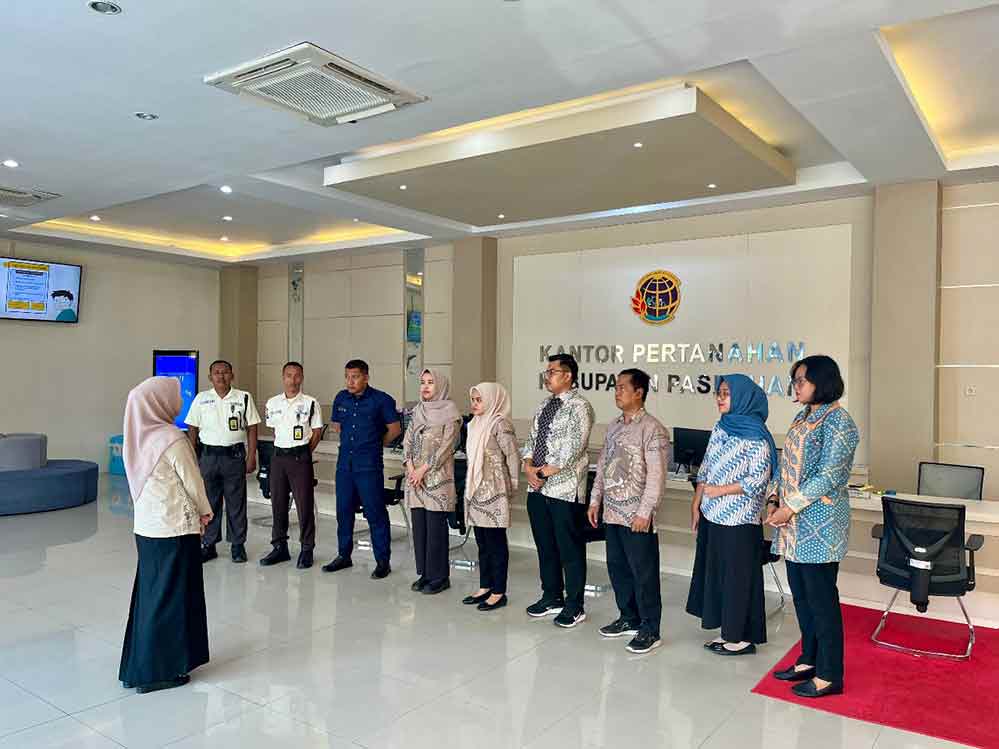 Kantah Kabupaten Pasuruan melaksanakan kegiatan briefing bagi petugas loket pelayanan. (Ist)