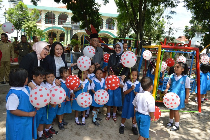 Plt Bupati Nganjuk KH Abdul Wachid Badrus bersama anak-anak PAUD usai peresmian sarana bermain anak. foto: BAMBANG/ BANGSAONLINE