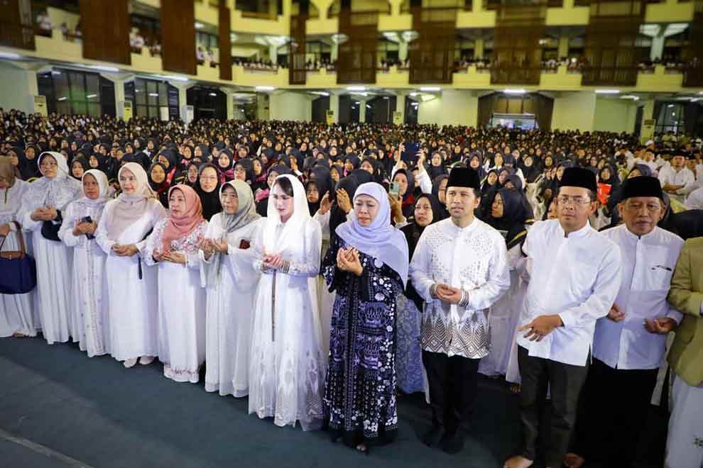 Menjelang hari jadi Provinsi Jatim, Gubernur Khofifah dan Wagub Emil bersama ribuan hafiz dan hadizah mendoakan para pahlawan dan korban musibah PP Al Khoziny. (Ist)