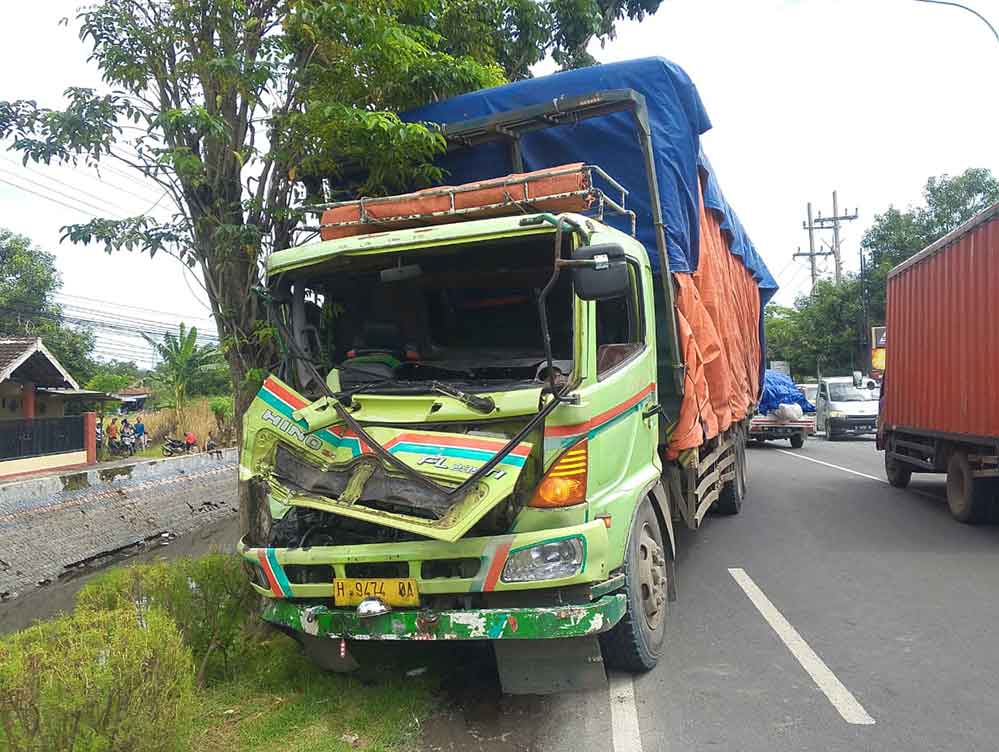 Kondisi truk usai kecelakaan.