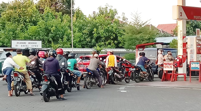 Terjadi antrean di salah satu SPBU Situbondo.
