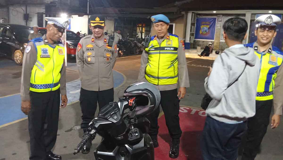 Kabag Ops Polres Kediri Kota, Kompol Iwan Setyo Budhi (nomor 2 dari kiri), saat memimpin KRYD. Foto: Ist