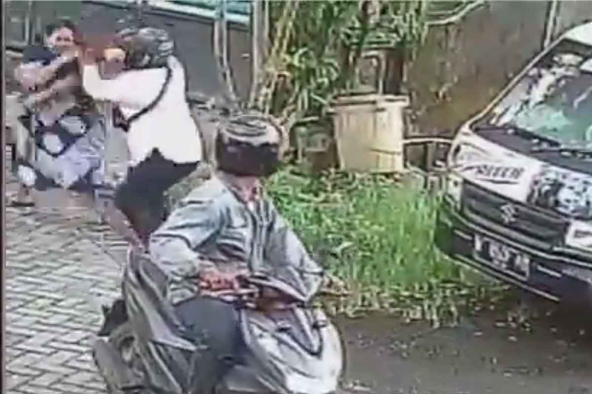 Tangkapan layar saat kedua pelaku melakukan aksinya di Desa Sukodono RT 01 RW 01, Sukodono, Sidoarjo, Selasa (29/11/2022).