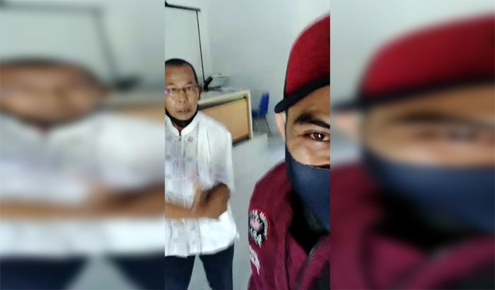 Tangkapan layar dari video pengancaman yang dilakukan kepala dusun di Desa Benculuk, Curing, Banyuwangi.