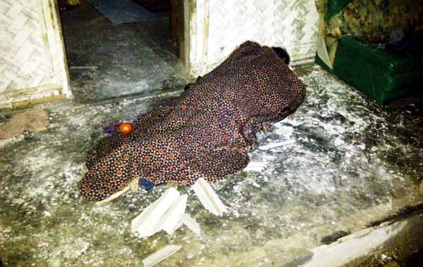 NAHAS. Nenek berusia 72 tahun tewas tergeletak mengenaskan usai dilempari bondet. (foto: imron/BANGSAONLINE)