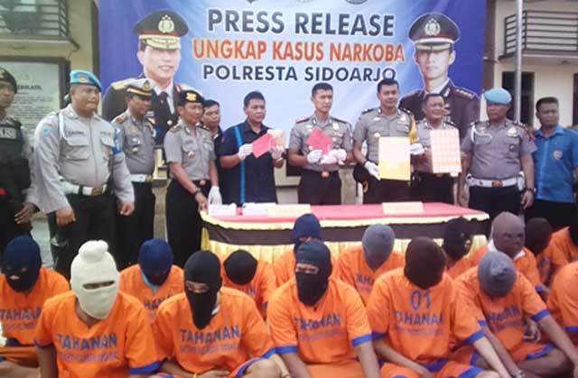 Petugas Polres Sidoarjo memamerkan hasil tangkapannya di Mapolres, Rabu (21/3). 