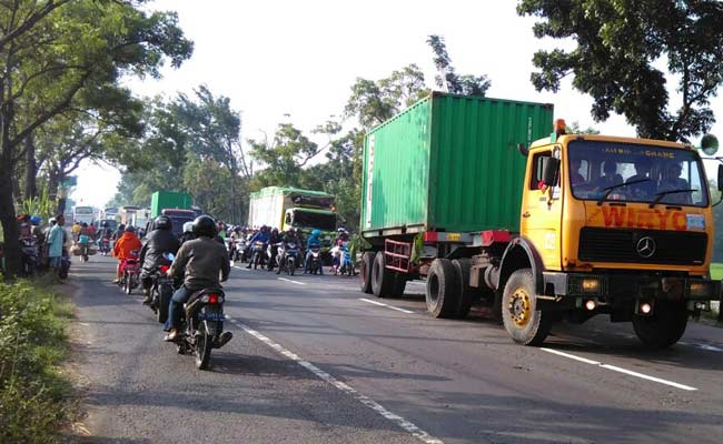 Lalu lintas tersendat saat hendak mengevakuasi dua truk yang terlibat kecelakaan. foto: RONY S/ BANGSAONLINE