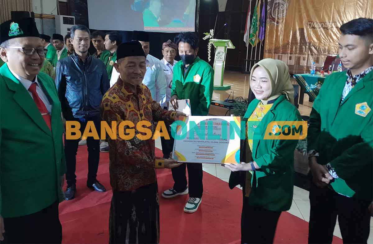 Penyerahan award bagi mahasiswa Unusida berprestasi saat pembukaan PKKMB 2024. Foto: MUSTAIN/BANGSAONLINE