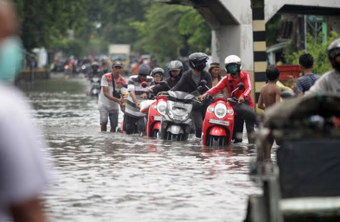 Suasana Viaduk Gempol saat tergenang.
