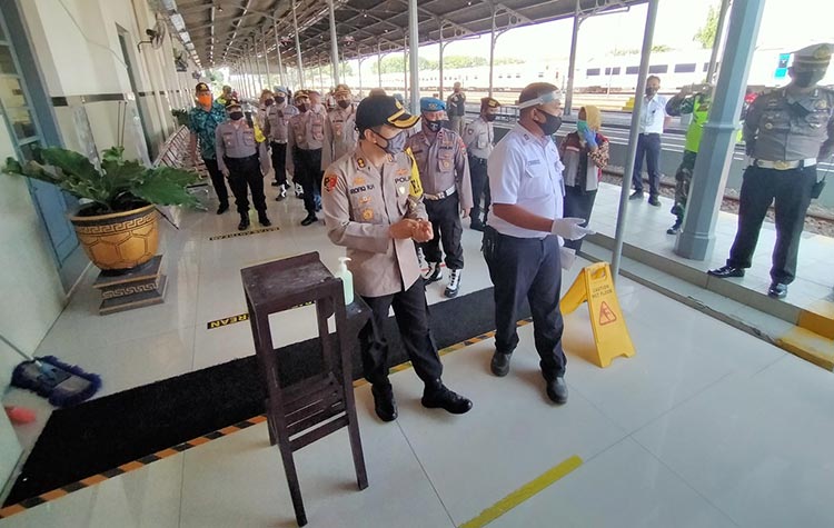 Kapolres Pasuruan AKBP Rofiq Ripto Himawan saat sidak di Stasiun Bangil.