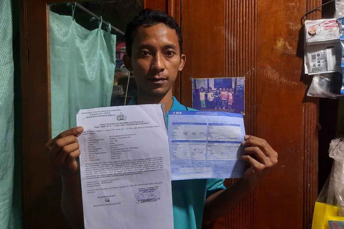 Muchamad Khafid Fidianto (29), warga Ambengan Batu saat menunjukkan bukti laporan penipuan yang dialaminya.