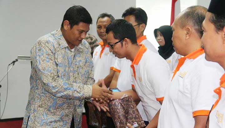 Walikota Kediri memberikan ucapan selamat pada tutor dalam program E-MAS di gedung baru Dinas Pendidikan Kota Kediri. foto: arif kurniawan/ BANGSAONLINE