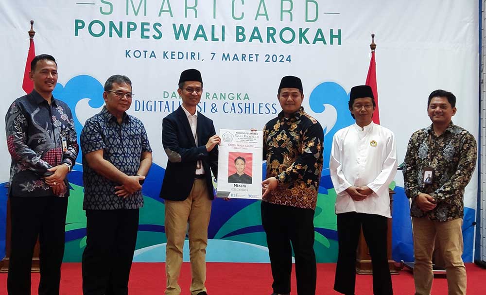 Ketua Yayasan Wali Barokah H. Achmad Fawwas Abdul Aziz (empat dari kiri) saat menerima smart card secara simbolis dari perwakilan BSI. Foto: MUJI HARJITA/ BANGSAONLINE