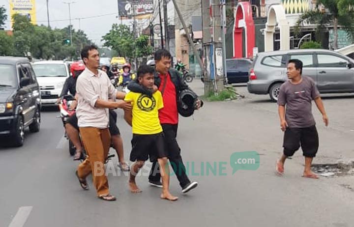 Narapidana yang kabur (baju kuning) digelandang untuk dijebloskan kembali ke dalam Lapas.