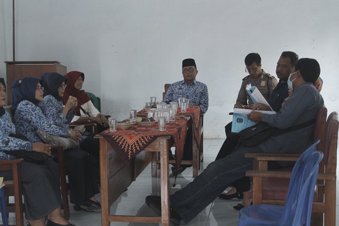 Komisi I DPRD Nganjuk saat sidak di beberapa desa yang melaksanakan ujian perangka di Desa Kerep Kidul dan desa Selorejo, Kecamatan Bagor. Foto: BAMBANG DJ/BANGSAONLINE