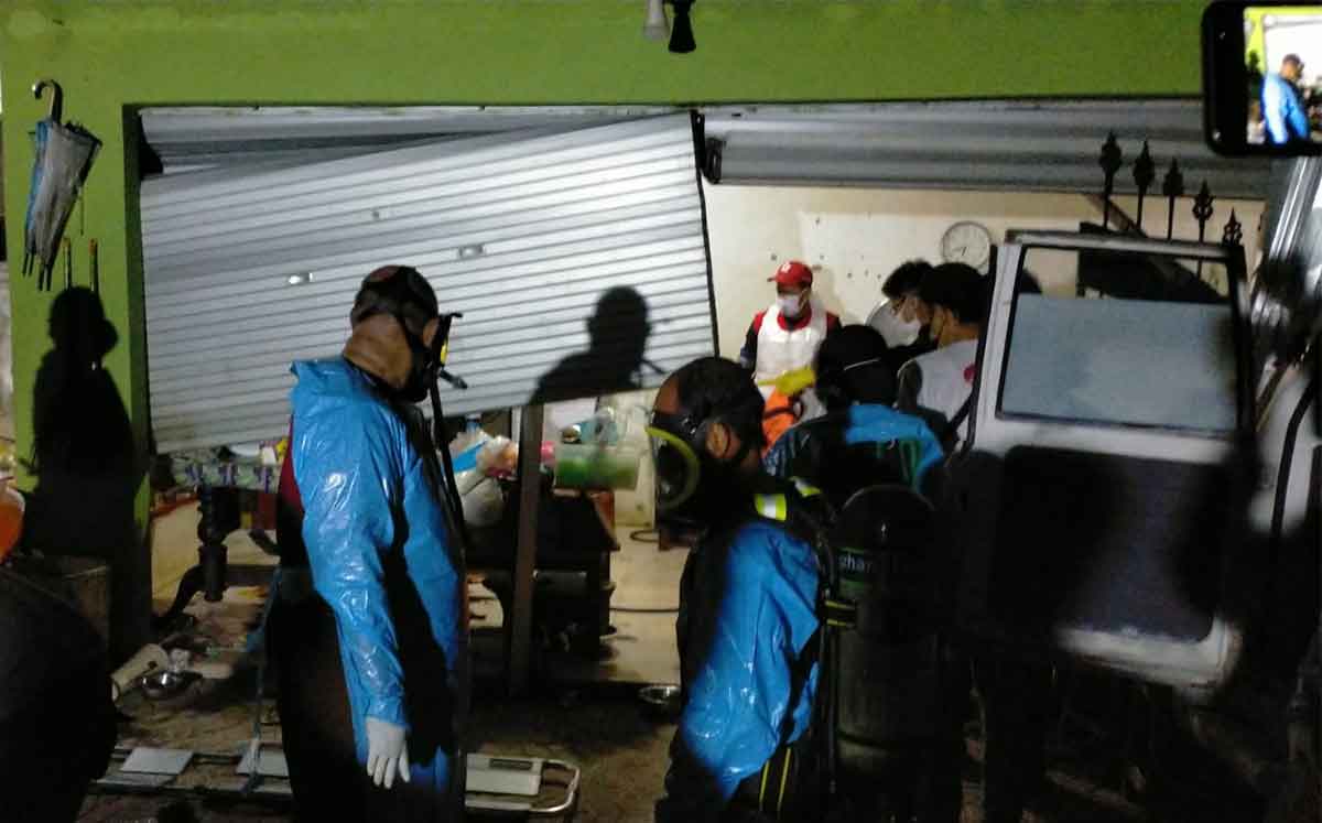 Petugas saat mengevakuasi penemuan 2 mayat perempuan dalam rumah di Jalan Sulawesi, Kecamatan Sananwetan, Kota Blitar.