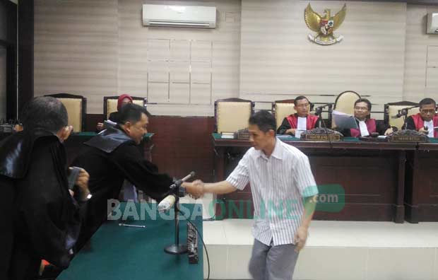 Sugeng Mujiadi, mantan Dirut PDAM Sidoarjo usai menjalani persidangan di Pengadilan Tipikor Jatim beberapa waktu lalu. foto: Dok/NANANG I/ BANGSAONLINE