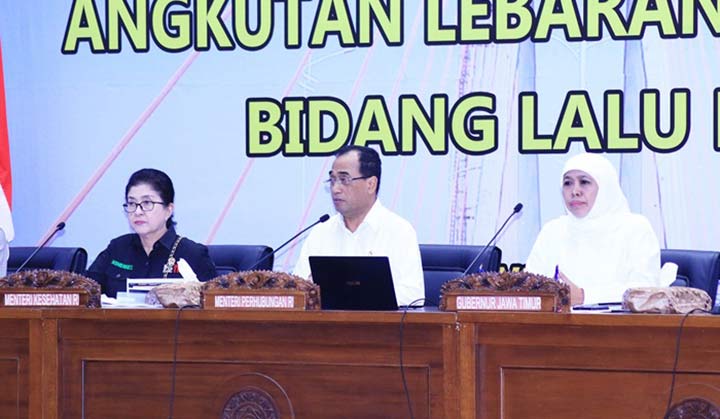 Gubernur Jatim, Khofifah Indar Parawansa mengikuti Rapat Koordinasi Angkutan Lebaran tahun 2019 bidang Lalu Lintas bersama Menhub dan Menkes di Gedung Negara Grahadi Surabaya, Minggu (12/5). foto: ist