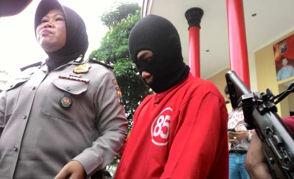 Tersangka yang ajak istri curi motor didampingi Kasubbag Humas Polrestabes, Lily Djafar. foto: ekoyono/ BANGSAONLINE