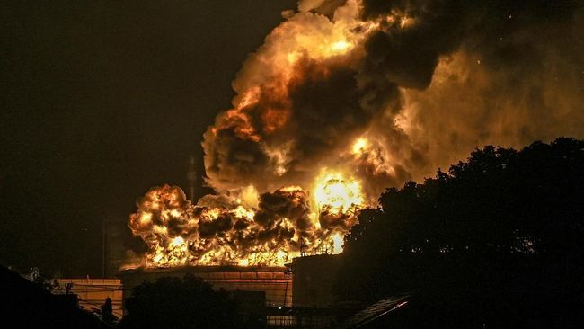 Ilustrasi. Sejumlah tangki minyak di Vasylkiv, Ukraina, terbakar. Foto: ANTARA FOTO/IDHAD ZAKARIA/CNNIndoneisa