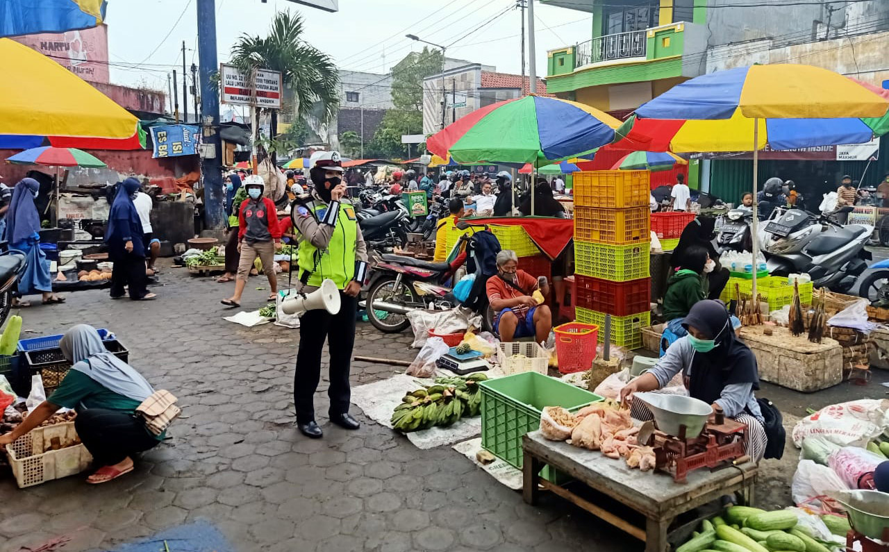 Bripka Annisa Saraswati, Polwan Polres Blitar Kota yang gencar sosialisasi prokes.