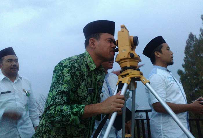 Tim dari BHR, Kemenag, dan MUI saat melaksanakan Rukyatul Hilal di Senori. foto: AHMAD/ BANGSAONLINE