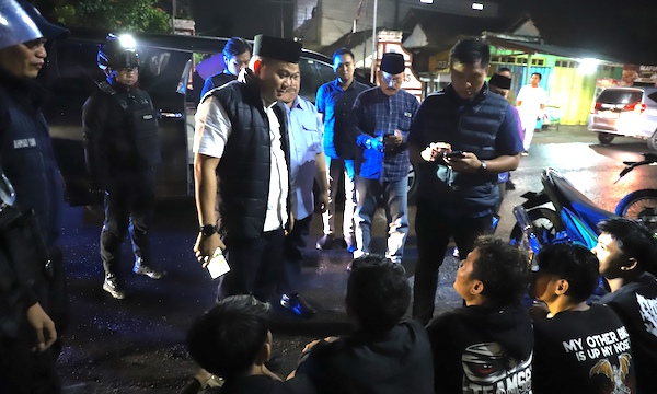 Bupati Jombang Warsubi, serta Kapolres Jombang, AKBP Ardi Kurniawan saat memintai keterangan sejumlah pemuda yang terjaring razia