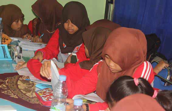 ANTUSIAS: Peserta diklat dari tim SMASS SMPN 1 Singgahan ketika melakukan simulasi rapat redaksi di ruang multimedia sekolah setempat. foto: suwandi/BANGSAONLINE