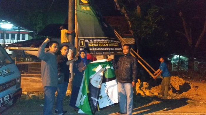 Bawaslu bersama Satpol PP dan Kepolisian Pamekasan sedang menertibkan APK yang masih terpampang di wilayah Kabupaten Pamekasan.