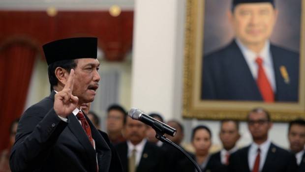 Luhut Panjaitan saat diambil sumpah. foto: beritasatu.com