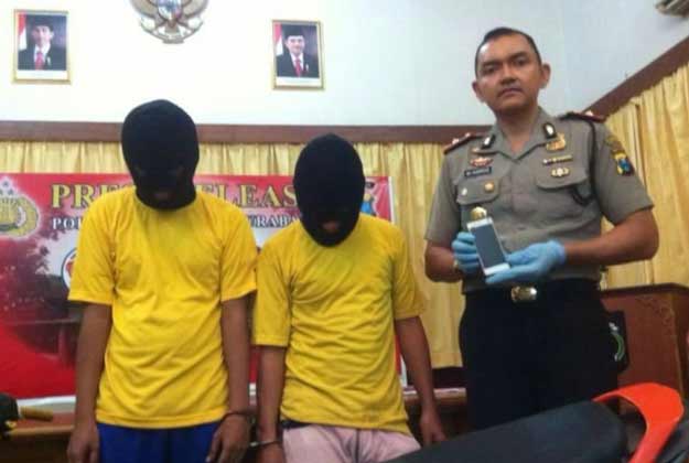 Dua tersangka saat dirilis di Mapolsek Simokerto, Surabaya.