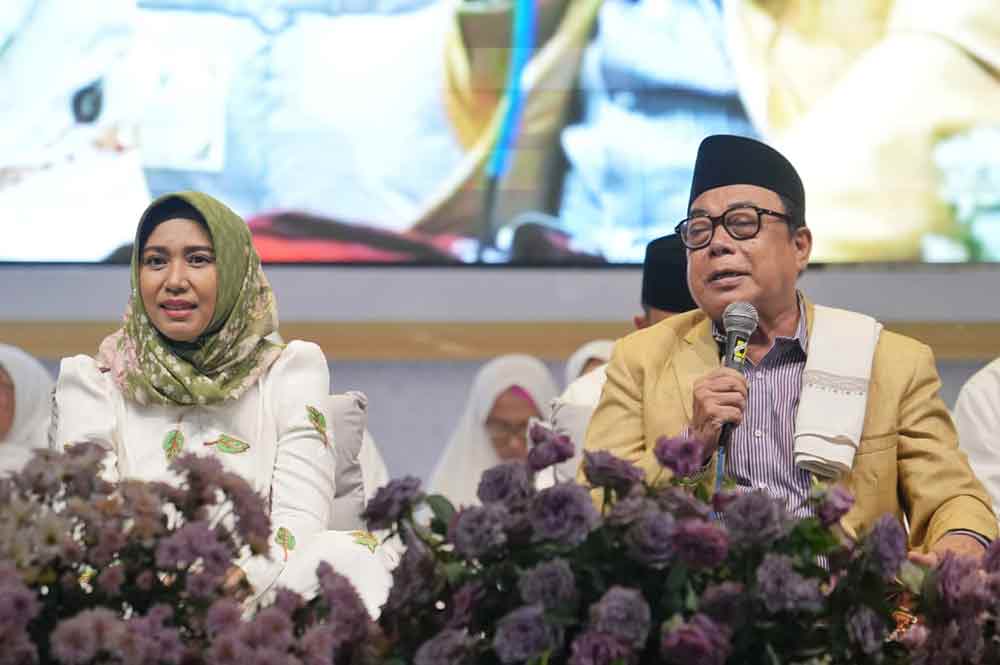 KH. Ali Maschan Moesa didampingi Wali Kota Mojokerto Ning Ita, saat memberikan tausiah. (Ist)