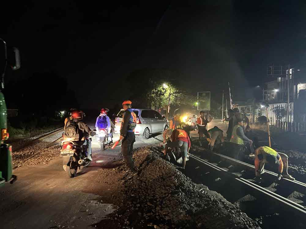 Perbaikan geometri saat malam hari tetap dilakukan untuk menghindari kepadatan lalu lintas. (Ist)