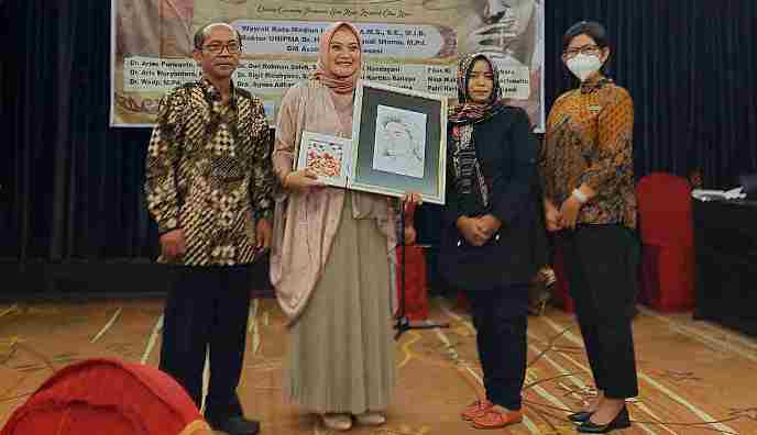 Wakil Walikota Madiun saat menerima lukisan Chairil Anwar karya pelukis Madiun.