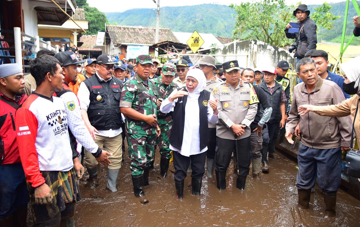 Gubernur Khofifah bersama Pangdam V Brawijaya dan Kapolda Jawa Timur turun langsung ke wilayah terdampak banjir bandang di Kecamatan Ijen, Bondowoso.