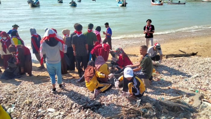Aksi bersih-bersih sampah di Pantai Kotasek, Desa Tanjung, Kecamatan Pademawu, Kabupaten Pamekasan, Minggu (25/9/2022).
