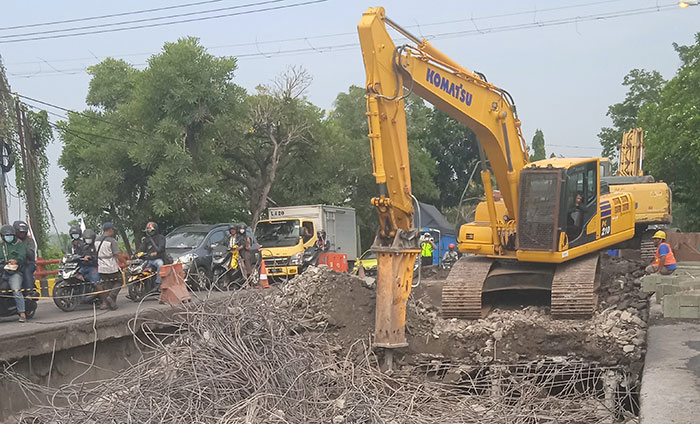 Ekskavator saat mengeruk konstruksi Jembatan Balun di Lamongan yang ambles.