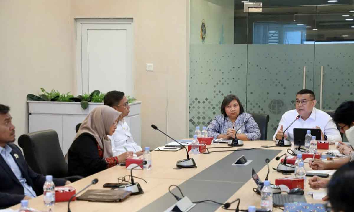 Wamen ATR/BPN saat memimpin rapat. 