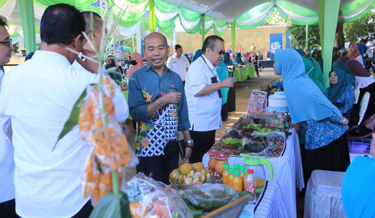 Pengunjung saat memadati festival makanan khas yang digelar di Alun-Alun Kota Probolinggo.