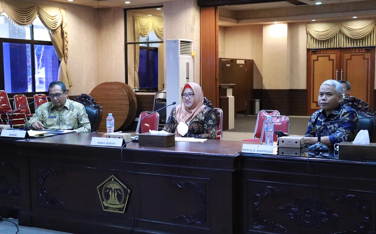 Wabup Gresik Aminatun Habibah didampingi Sekda Achmad Washil Miftahul Rachman dan Kepala Bappeda Misbahul Munir saat rapat koordinasi dengan UGM via zoom. Foto: SYUHUD/ BANGSAONLINE