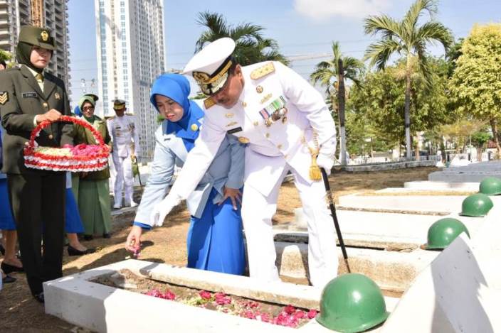 Pangkoarmada II tabur bunga dalam rangka ziarah nasional memperingkati HUT TNI.