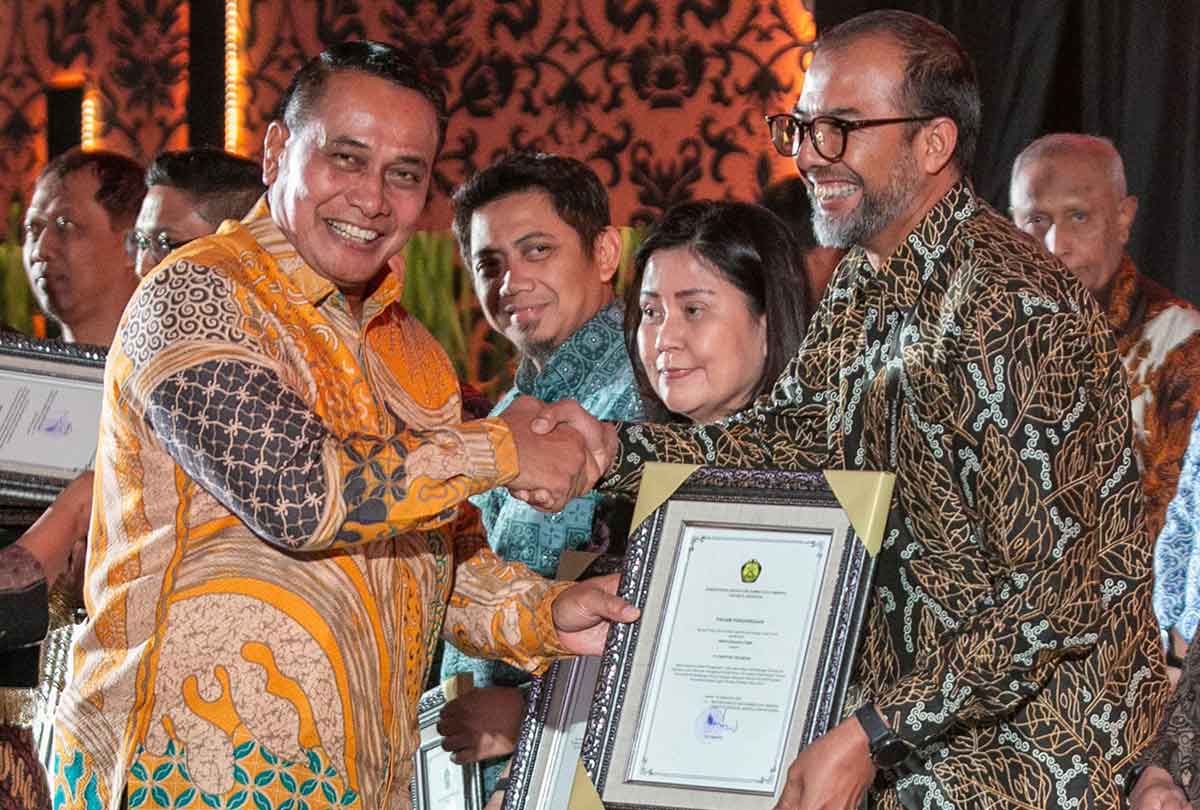 Irjen Kementerian ESDM, Bambang Suswantono (kiri), saat menyerahkan penghargaan Good Mining Practice Award 2024 kepada Vice President Government Relation and Smelter Technical Support PT Freeport Indonesia, Harry 
Pancasakti (kanan) di Jakarta. Foto: Ist