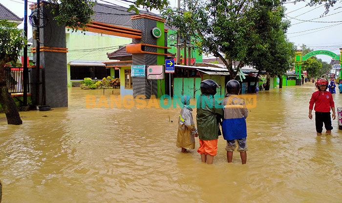 Suasana banjir di Trenggalek. Foto: HERMAN SUBAGYO/BANGSAONLINE 
