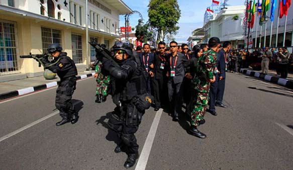 Pasukan Elit Sat Gultor 81 Kopassus mengawal pemimpin negara yang hadir di peringatan KAA, diperankan oleh Paspampres, menuju Gedung Merdeka saat simulasi di Jalan Asia Afrika, Bandung, Jawa Barat, 23 April 2015. TEMPO