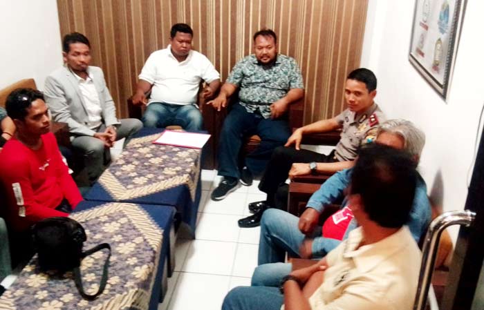 Wakapolres Banyuwangi Oskar saat menggelar mediasi bersama kelompok gerakan #2019gantipresiden.