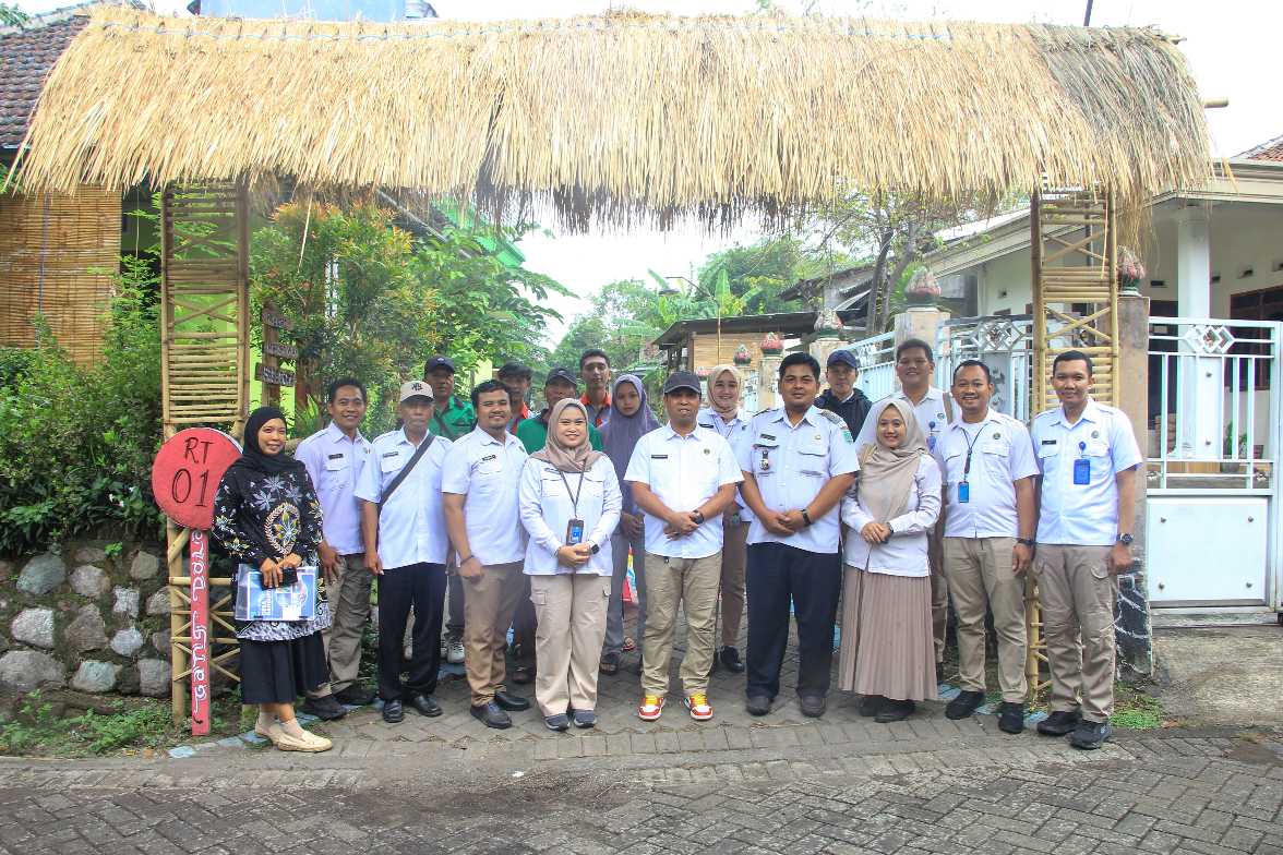 Kepala desa Randupitu bersama BNN Jatim saat mengecek kampung bersinar. Foto: M Andy Fachrudin/BANGSAONLINE

