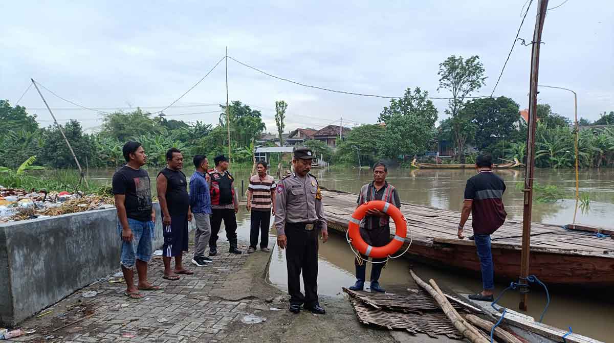 Petugas dari Polsek Balongbendo, Sidoarjo, saat melakukan patroli sarana penyeberangan tambangan perahu.
