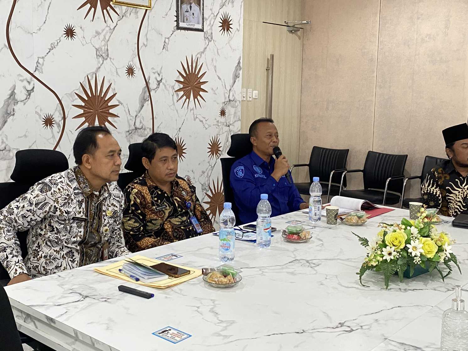 KBO Satresnarkoba Polres Tuban, Iptu Khoirul Unsa saat memberikan materi dalam rakor bersama BNNK Tuban terkait pengembangan dan pembinaan kabupaten tanggap ancaman narkoba